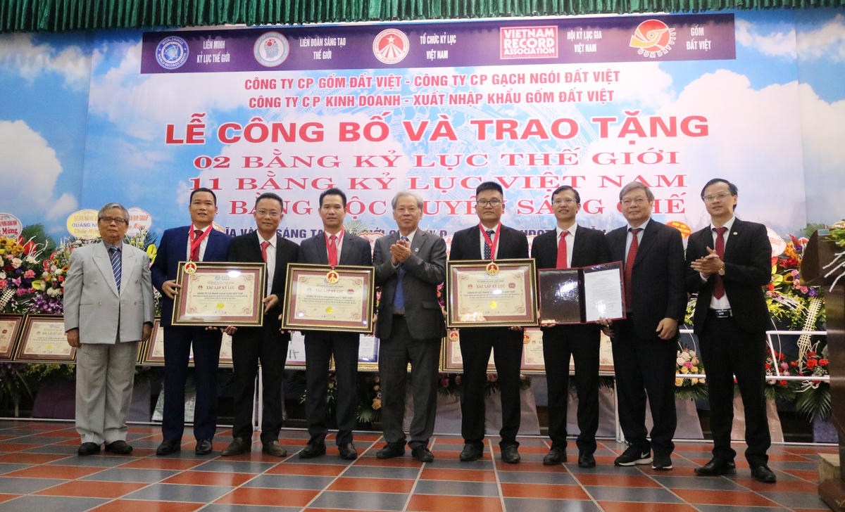 Sản phẩm Gốm Đất Việt vinh dự đón nhận hai bằng Kỷ lục Thế giới.
