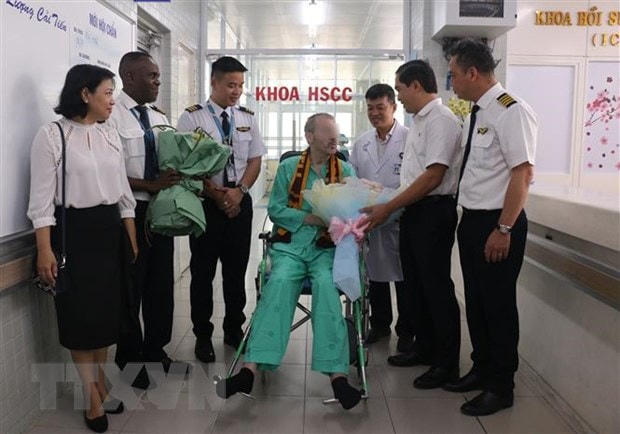 Bệnh nhân 91với các đồng nghiệp ở Đoàn bay 919 - Hãng Hàng không quốc gia Việt Nam trong ngày xuất viện. (Ảnh: TTXVN phát).