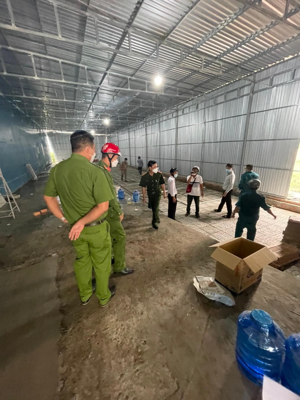 Lực lượng chức năng vào lập biên bản xử lý vi phạm công trình xây dựng nhà trái phép trong khu vực quy hoạch xây dựng trụ sở Cục Quản lý thị trường tỉnh Bạc Liêu và Đội Quản lý thị trường số 1.