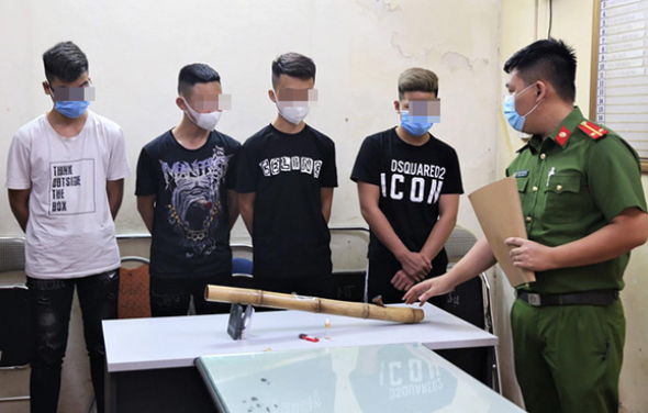 Nhóm nam sinh cùng tang vật phục vụ việc sử dụng trái phép chất ma túy. Nguồn: Công an Hải Dương.