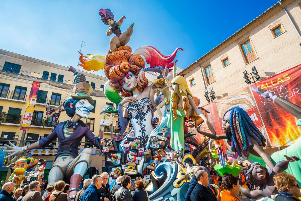 Las Fallas - lễ hội tiêu biểu nhất của thành phố nhằm tôn vinh mùa xuân và thánh Joseph. Ảnh: CNN.