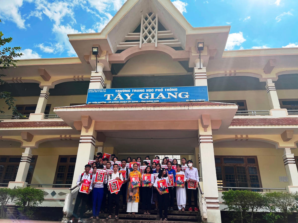 Báo Xuân Đại Đoàn Kết đã đến với học sinh, thầy cô giáo ở Trường THPT Tây Giang.