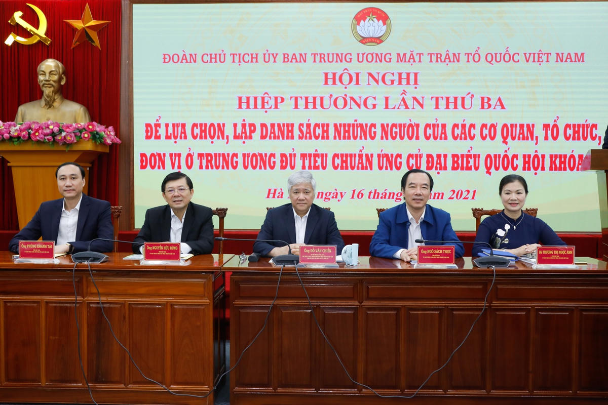 Bí thư Trung ương Đảng, Chủ tịch UBTƯ MTTQ Việt Nam Đỗ Văn Chiến và các vị trong Ban Thường trực chủ trì Hội nghị.