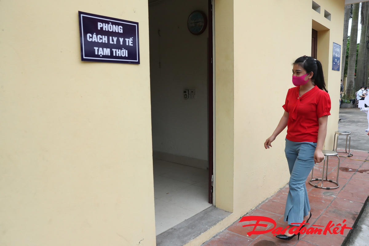 Những cử tri có thân nhiệt cao hoặc có dấu hiệu ho, khó thở sẽ được đưa vào phòng cách ly tạm thời. Tổ bầu cử sẽ mang hòm phiếu phụ tới để cử tri được thực hiện bỏ phiếu. Ảnh: Quang Vinh. 