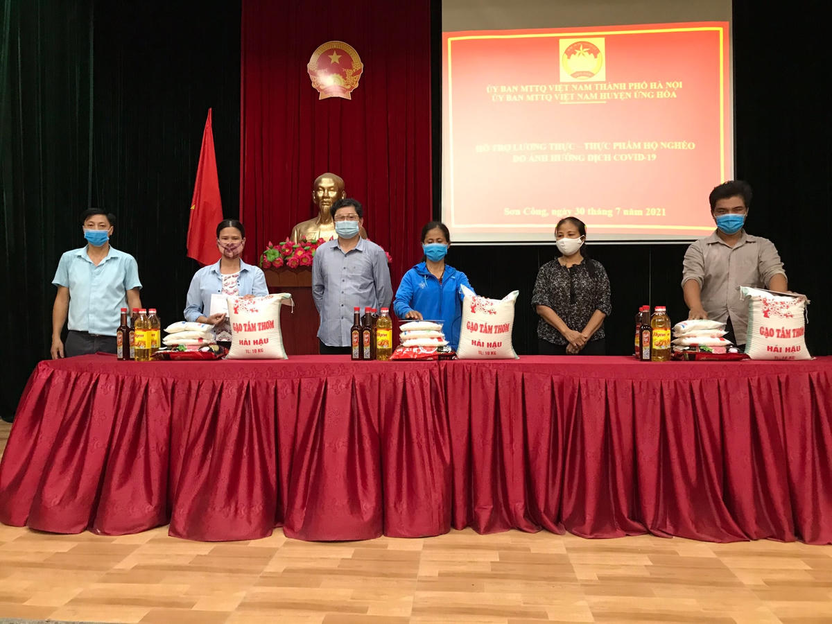 Ủy ban MTTQ huyện Ứng Hòa trao hỗ trợ cho người nghèo bị ảnh hưởng Covid - 19.