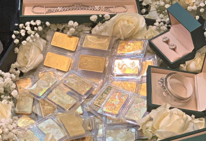 Số vàng và kim cương nhà trai mang sang hỏi cưới nhà gái.  