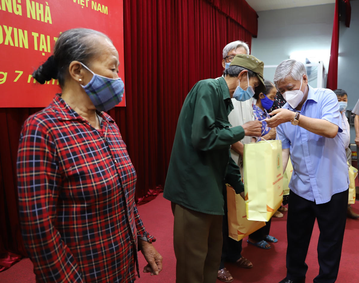 Chủ tịch UBTƯ MTTQ Việt Nam Đỗ Văn Chiến trao quà cho nạn nhân chất độc da cam/dioxin có hoàn cảnh khó khăn trên địa bàn thành phố Thái Bình, tỉnh Thái Bình
