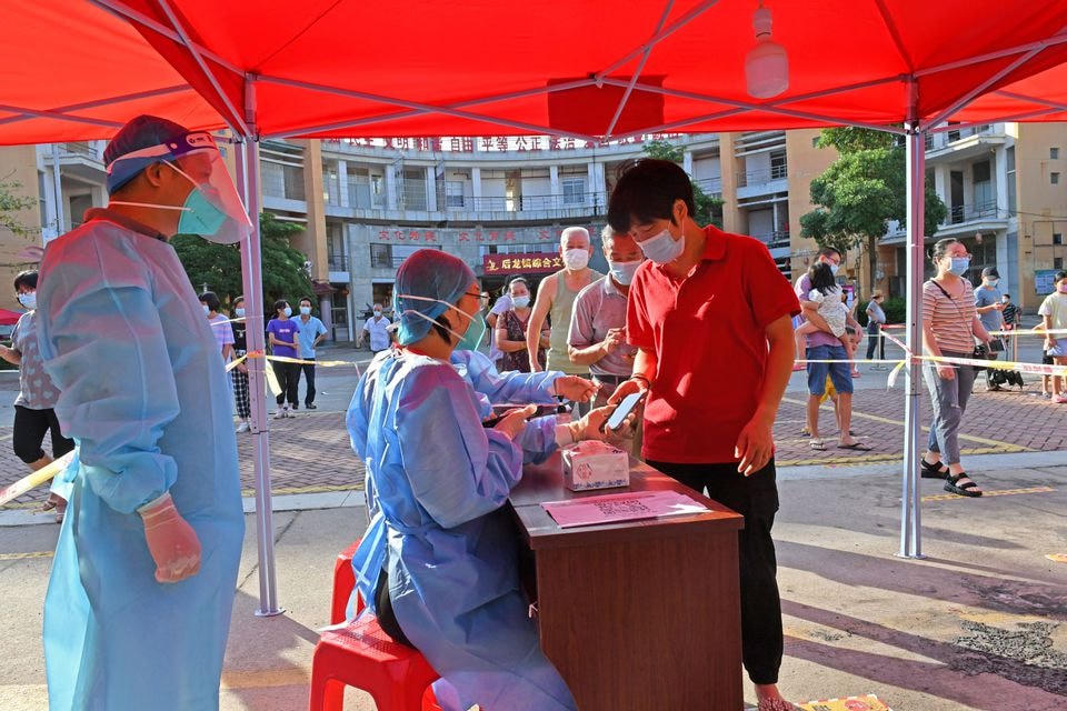 Người dân đăng ký xét nghiệm ở Tuyền Châu, Trung Quốc.