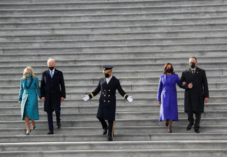 Tổng thống Mỹ Joe Biden cùng Đệ nhất phu nhân Jill Biden và Phó Tổng thống Kamala Harris cùng chồng bà, Đệ nhị phu quân Doug Emhoff bước xuống cầu thang Điện Capitol sau lễ nhậm chức ở Washington, DC, ngày 20/1.