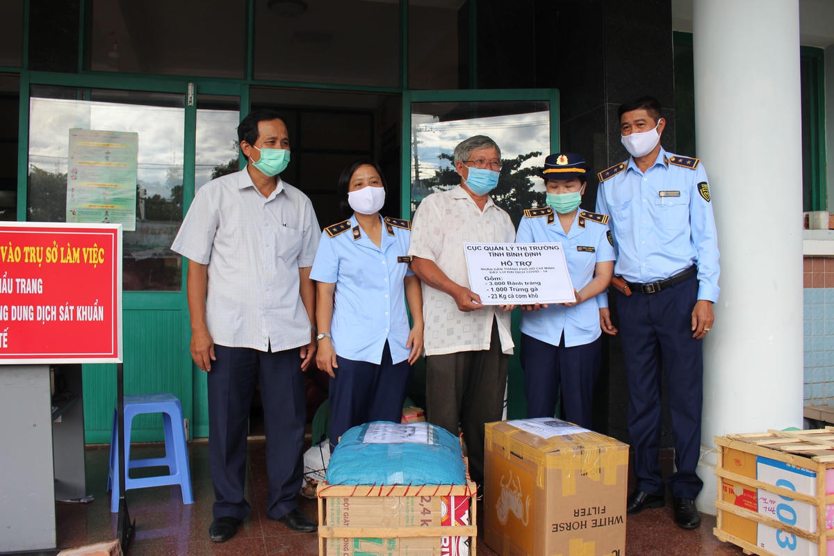 Chi cục Quản lý thị trường tỉnh Bình Định, trao hỗ trợ nhu yếu phẩm trị giá 10 triệu cho người dân TP HCM. 