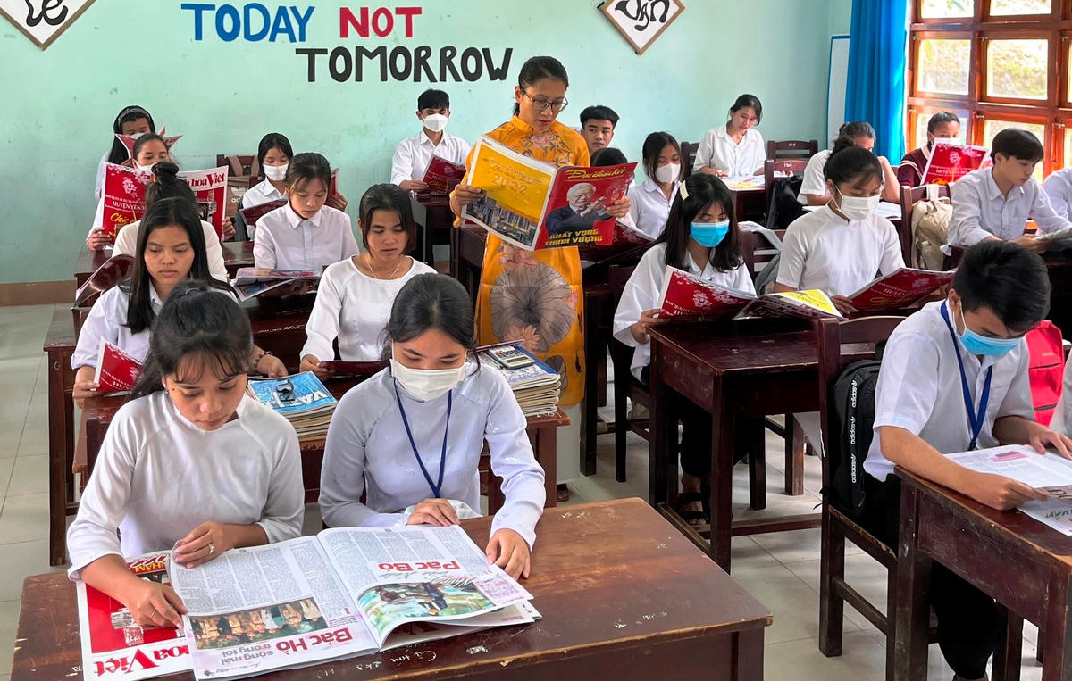 Các em học sinh Trường THPT Tây Giang thích đọc báo Xuân Đại Đoàn Kết và Tinh hoa Việt. 