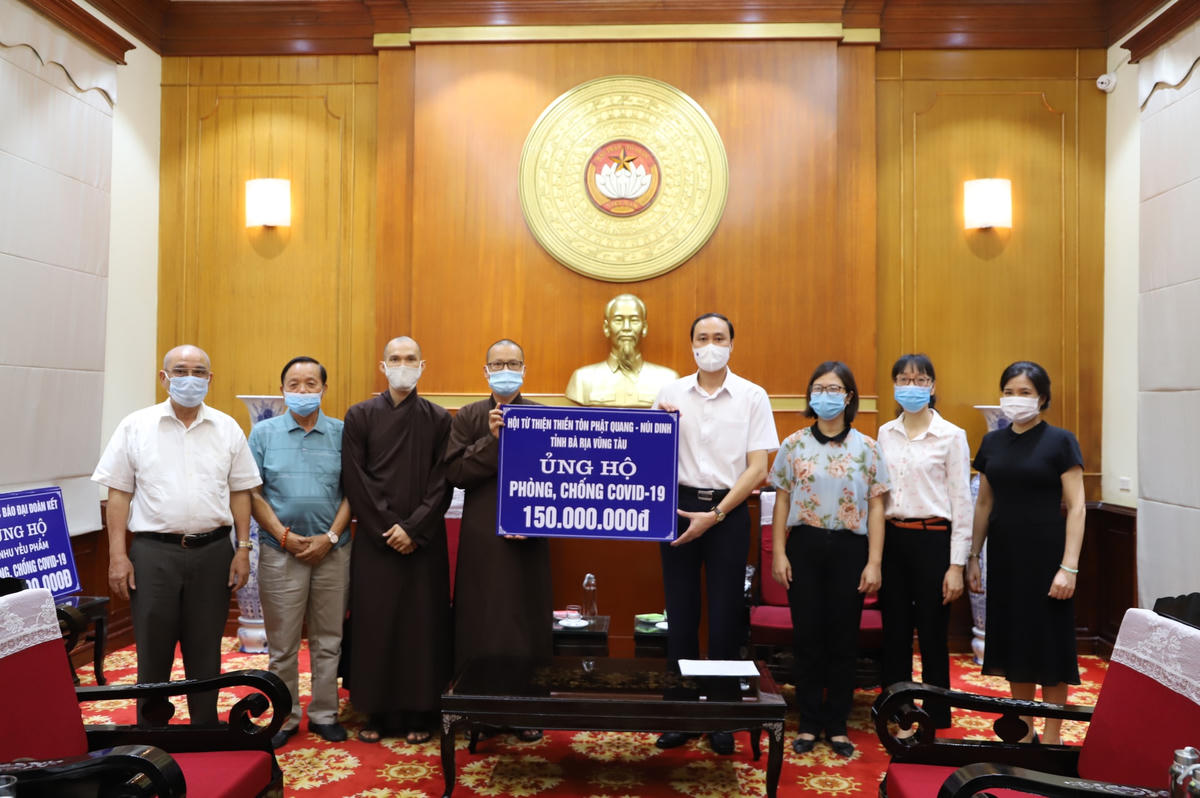 Phó Chủ tịch Phùng Khánh Tài tiếp nhận ủng hộ từ Hội từ thiện Thiền Tôn Phật Quang - Núi Dinh (Bà Rịa - Vũng Tàu).