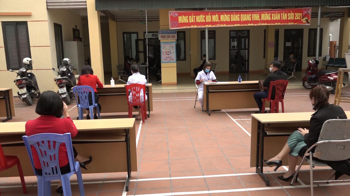 Xử phạt các cá nhân của Bảo hiểm BSH Cẩm Phả không tuân thủ quy định 5K. Ảnh: 