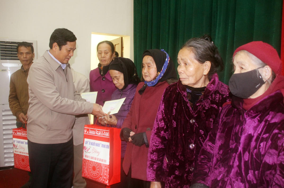 Ông Phạm Thái Hanh, Chủ tịch Ủy ban MTTQ tỉnh Thái Nguyên tặng quà Tết cho người nghèo.