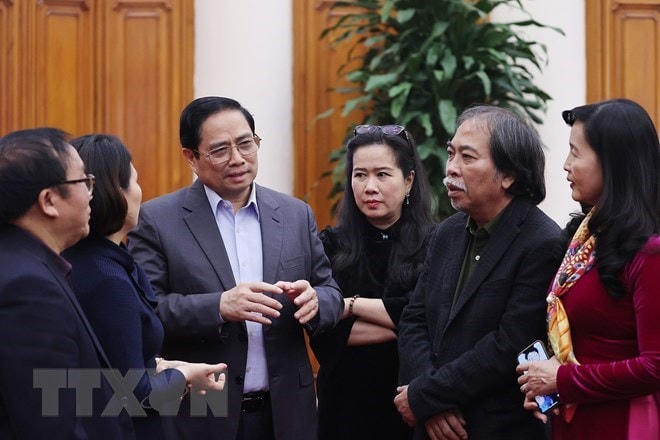 Thủ tướng Phạm Minh Chính với các đại biểu Liên hiệp các Hội Văn học Nghệ thuật Việt Nam. (Ảnh: Dương Giang/TTXVN).