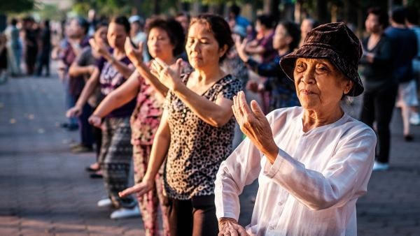 Các cụ tập thể dục rèn luyện sức khỏe.