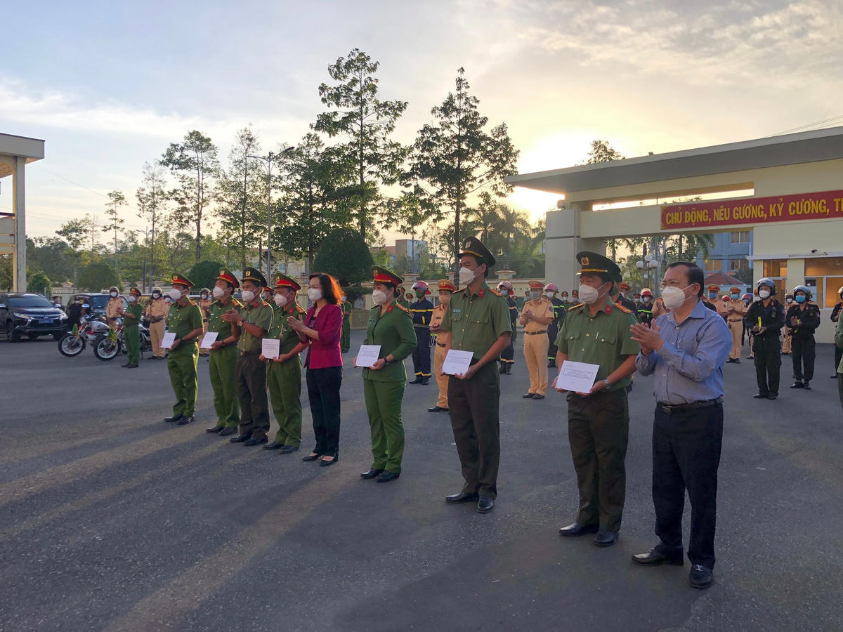 Lãnh đạo tỉnh Bạc Liêu khen thưởng cho những đơn vị có thành tích xuất sắc trong 15 ngày đầu ra quân tấn công, trấn áp tội phạm trước đó.