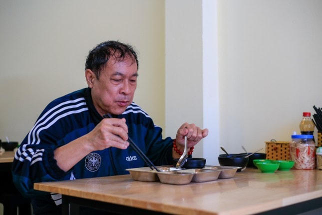 Ông Phạm Hồng Hải (64 tuổi, Cầu Giấy), cho biết: "Do dịch bệnh nên nhiều công ty đóng cửa nên tôi vẫn phải ở nhà, được biết nhà ăn Nhất Tâm phục vụ cơm chay 0 đồng nên tôi cảm thấy rất vui, công việc này rất ý nghĩa. Cơm được đầu bếp ở đây nấu rất ngon và vừa phải".