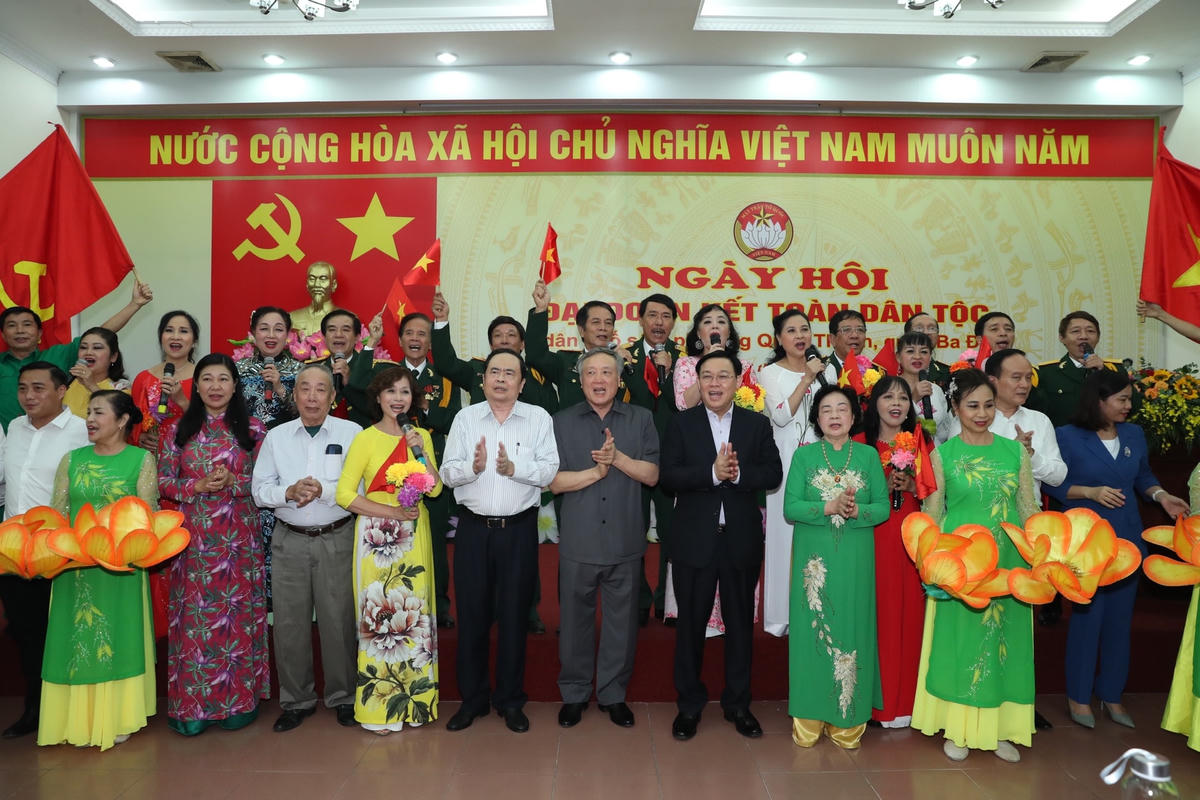 Các đại biểu và nhân dân trong tổ dân phố số 6 cùng hát vang bài ca kết đoàn.