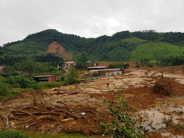 Khung cảnh tan hoang tại hiện trường.  