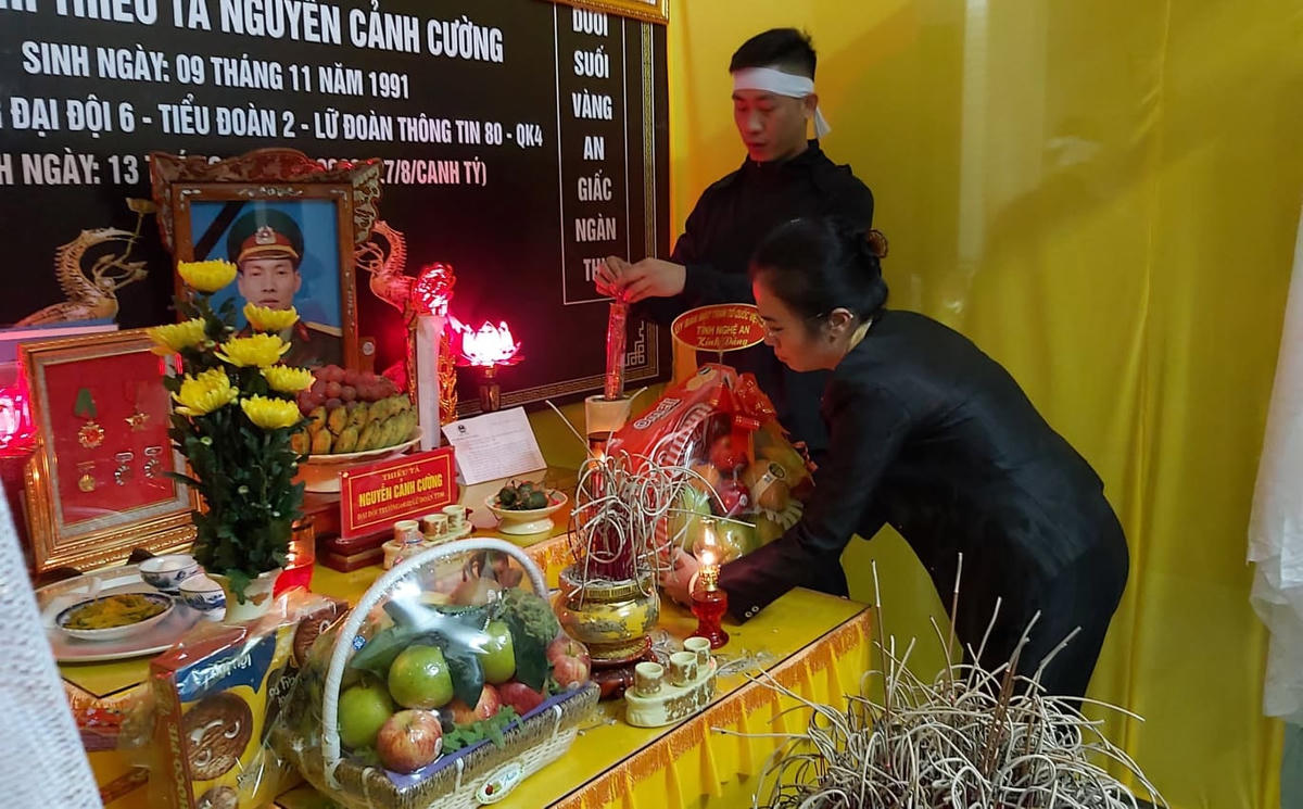 Thắp nén hương thơm trước anh linh các liệt sĩ.