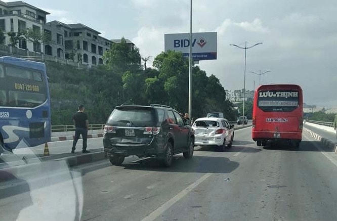 Hiện trường tai nạn liên hoàn giữa 4 xe ô tô trên cầu Bãi Cháy.