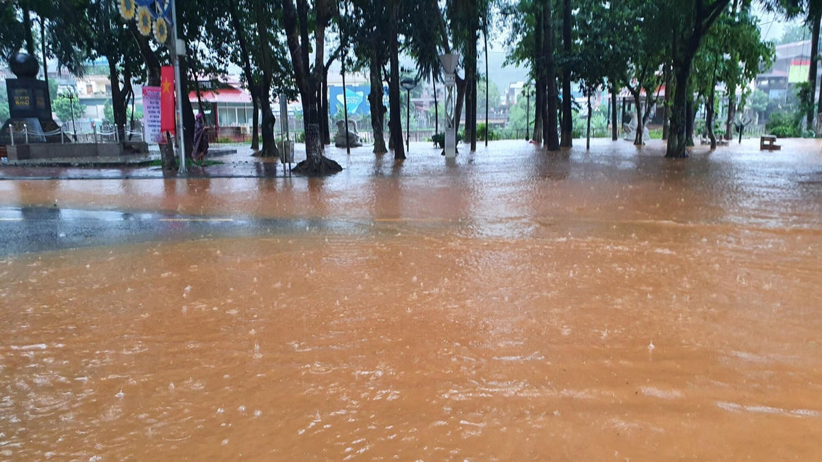 Mưa to kéo dài khiến nhiều điểm trũng không kịp thoát nước gây ngập úng.