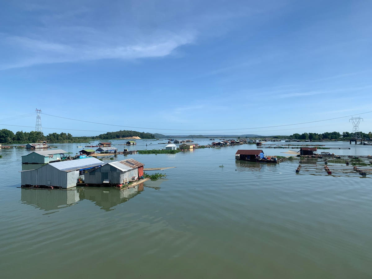 Làng cá lồng trên sông La Ngà (huyện Định Quán, Đồng Nai).