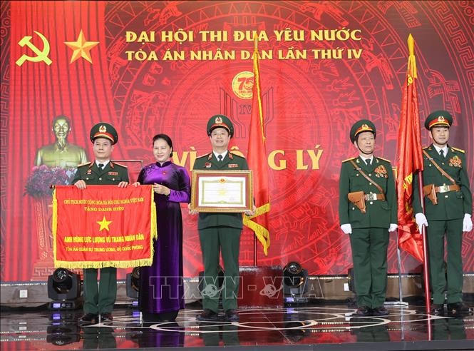Chủ tịch Quốc hội Nguyễn Thị Kim Ngân trao danh hiệu Anh hùng lực lượng vũ trang cho Tòa án quân sự Trung ương. Ảnh: TTXVN.