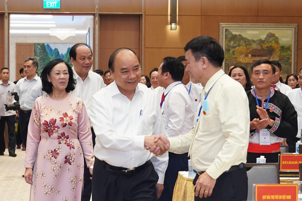 Thủ tướng Nguyễn Xuân Phúc cùng các đại biểu tham dự buổi gặp mặt. Ảnh: VGP/Quang Hiếu.