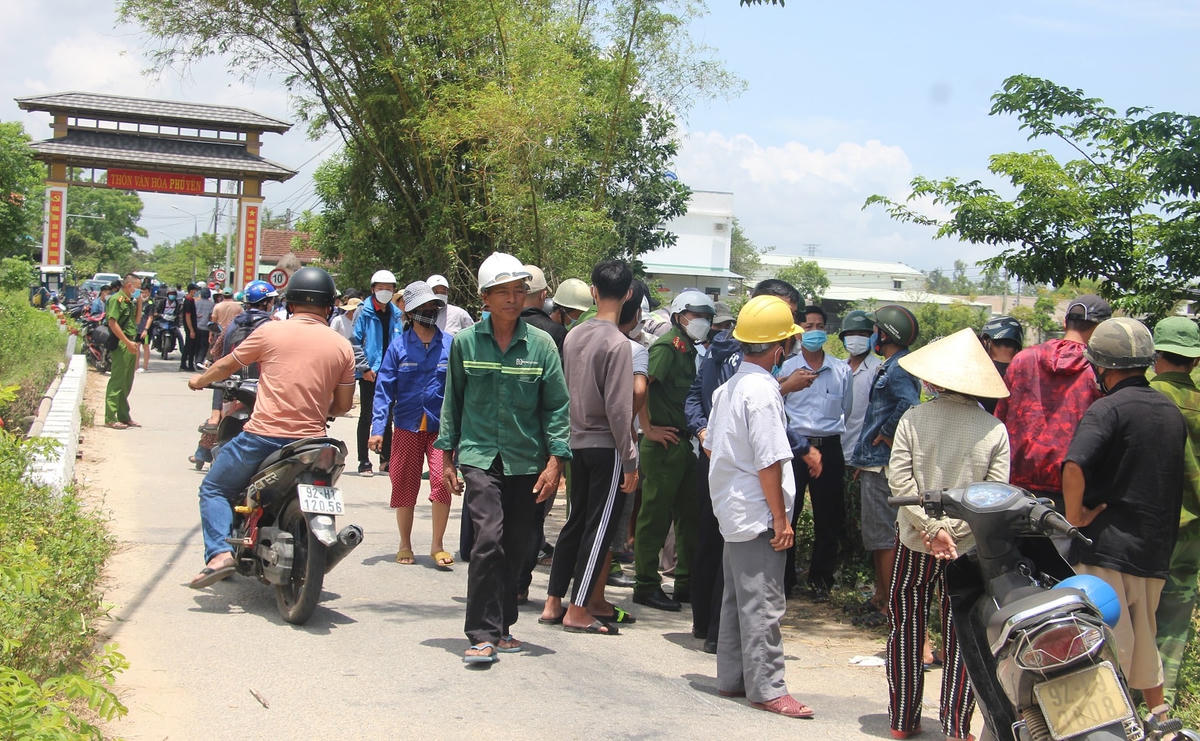 Người dân đứng theo dõi vụ việc trên cầu Tây Yên.