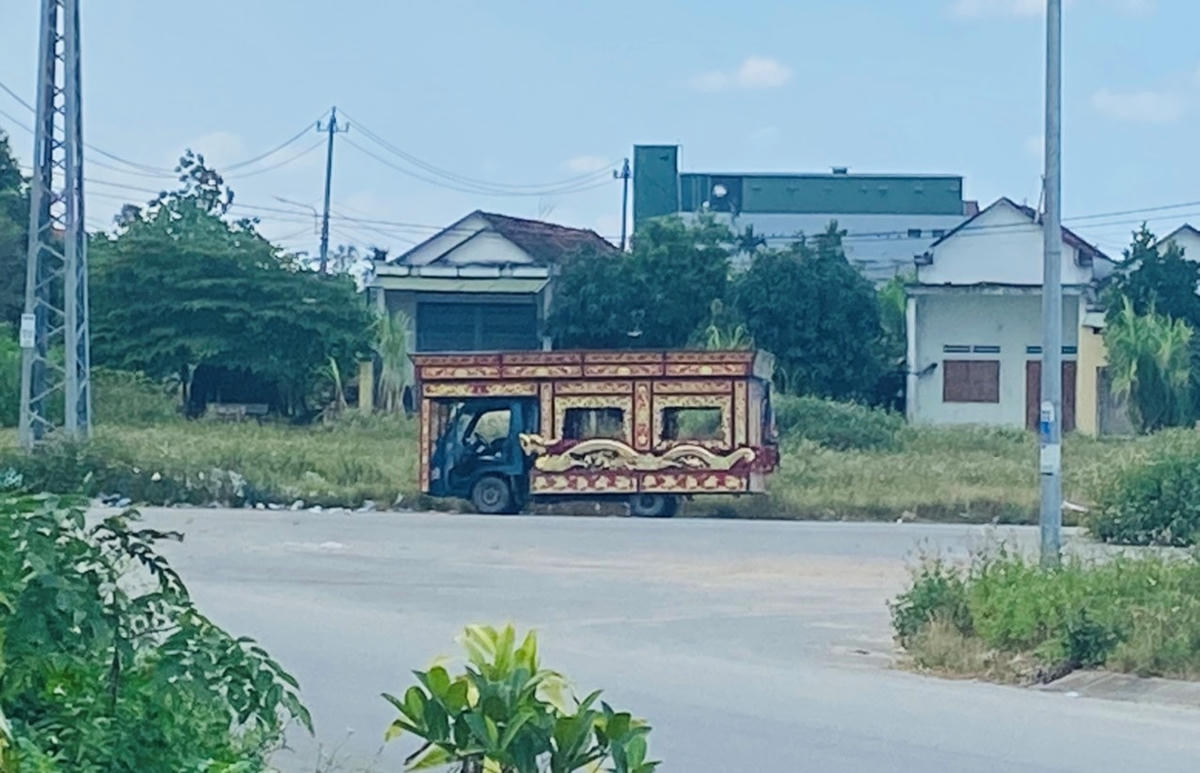 Dịch vụ mai táng đứng chờ trước một bệnh viện ở Quảng Ngãi.