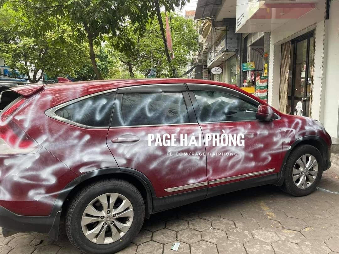 Chiếc ô tô bị xịt sơn trắng, ảnh mạng xã hội