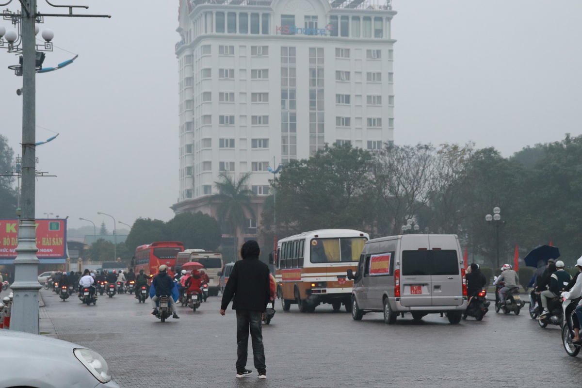 Trong cơn mưa tầm tã, người thân cố gắng ngoái nhìn bóng hình các chiến sĩ trước khi các anh lên đường làm nhiệm vụ thiêng liêng của Tổ quốc.