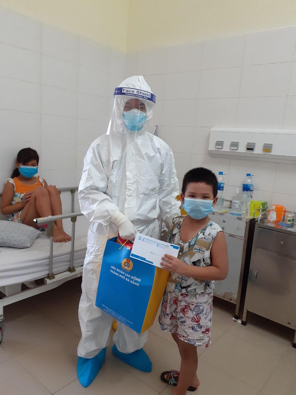 Tình cảm ấm áp qua những món quà nhân ngày Quốc tế thiếu nhi 1/6 từ các tập thể, cá nhân, là nguồn động viên, giúp bệnh nhi Covid-19 chiến thắng bệnh tật. Ảnh Bệnh viện phổi Đà Nẵng cung cấp.
