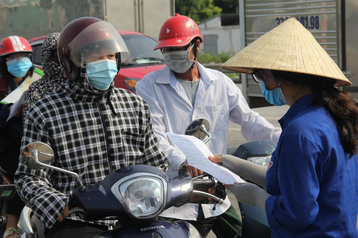 Tuy nhiên, để vào được TP Vinh, người dân cần có giấy test âm tính với Covid-19, thậm chí phải có cả giấy đi đường.