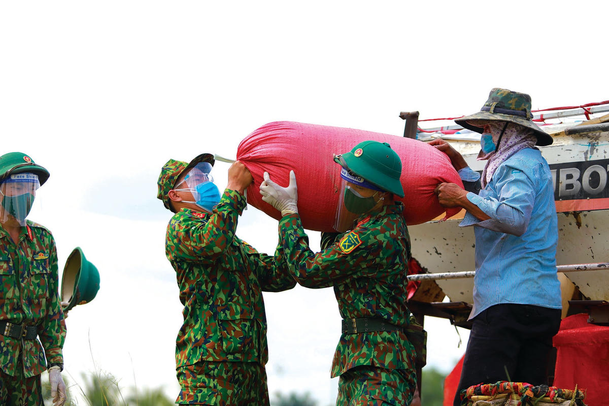 Những người phía sau ống kính