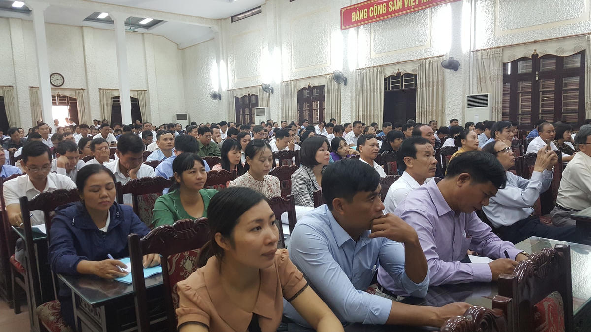 Hơn 300 học viên là cán bộ Mặt trận từ tỉnh đến cơ sở ở Nam Định tham dự hội nghị tập huấn.
