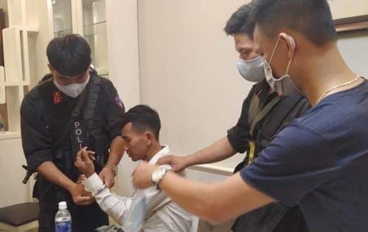 Lực lượng liên ngành khám xét nhà và bắt giữ 1 đối tượng.