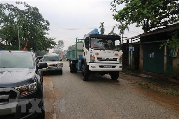 Lực lượng chức năng trên đường vào khu vực sạt lở của Thủy điện Rào Trăng 3. (Ảnh: Đỗ Văn Trưởng/TTXVN).
