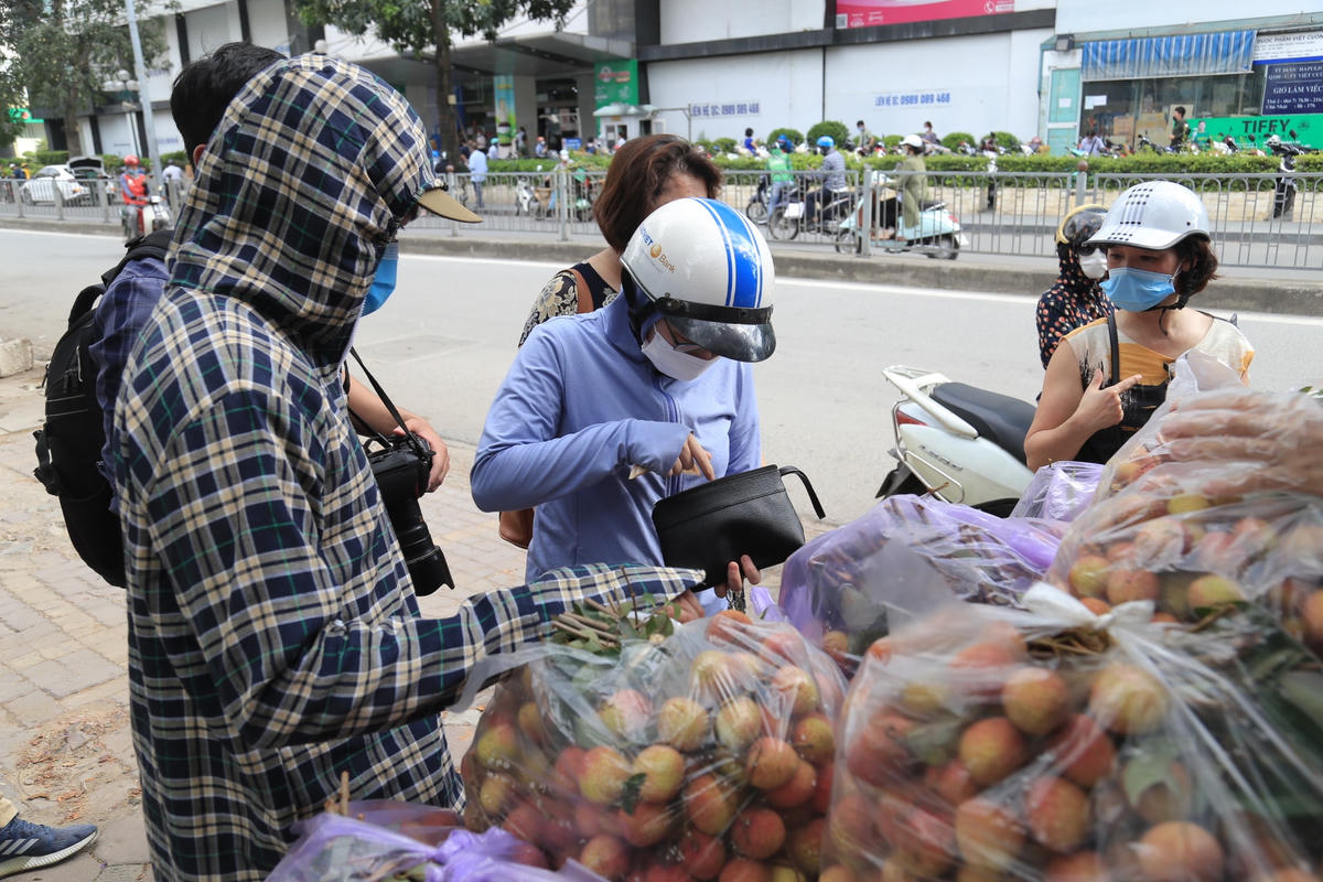 Các điểm giải cứu vải thiều được chị Thủy tổ chức tại nhiều địa điểm (85 Vũ Trọng Phụng, số 10 Nguyễn Trãi, 75 Đại Cồ Việt…).