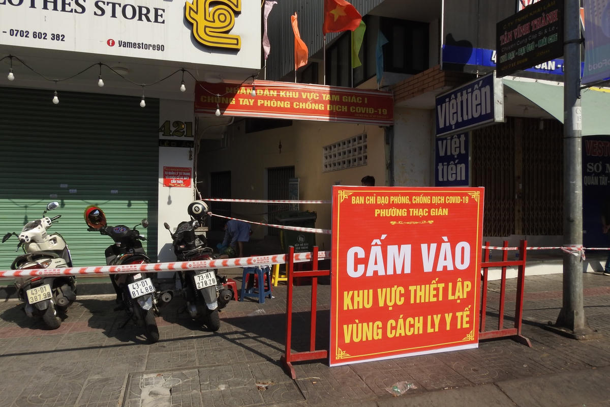 Nơi cư trú của gia đình BN12437 được cách ly, phong tỏa nghiêm ngặt. Ảnh: B. Nguyên.