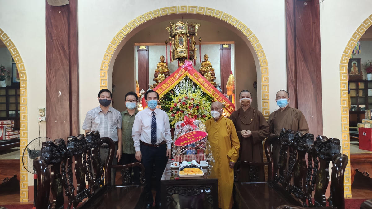 Phó Chủ tịch Ngô Sách Thực tặng hoa chúc mừng lễ Phật đản 2021 - Phật lịch 2565 tại chùa Hòa Lạc (Ninh Bình).