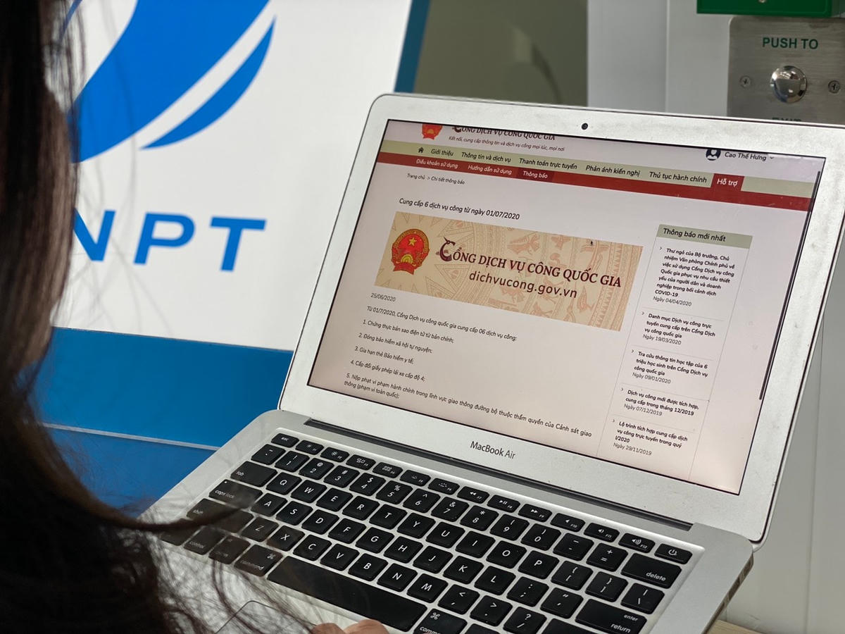 Nộp lệ phí trước bạ và nộp tờ khai đăng ký ô tô trực tuyến nhờ dịch vụ công số 1000.