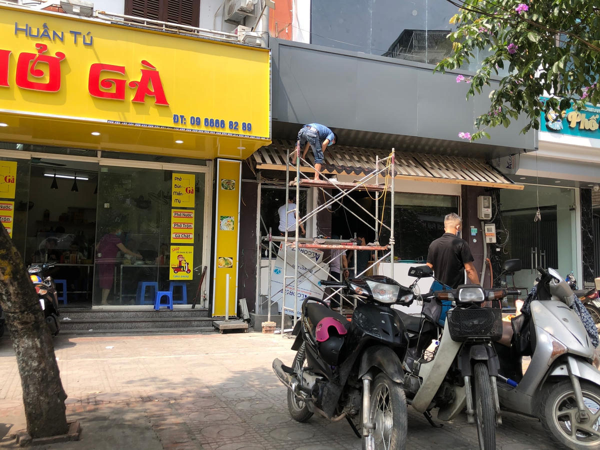 Thi thoảng lắm mới bắt gặp một cửa hiệu đang tranh thủ đầu tư để đón đầu khi hết dịch, nhiều người đang bị coi là "liều lĩnh".