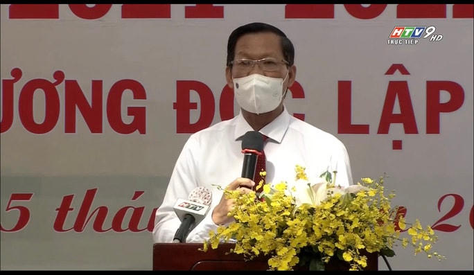 Ông Phan Văn Mãi, Chủ tịch UBND TP HCM, phát biểu trong lễ khai giảng năm học mới.