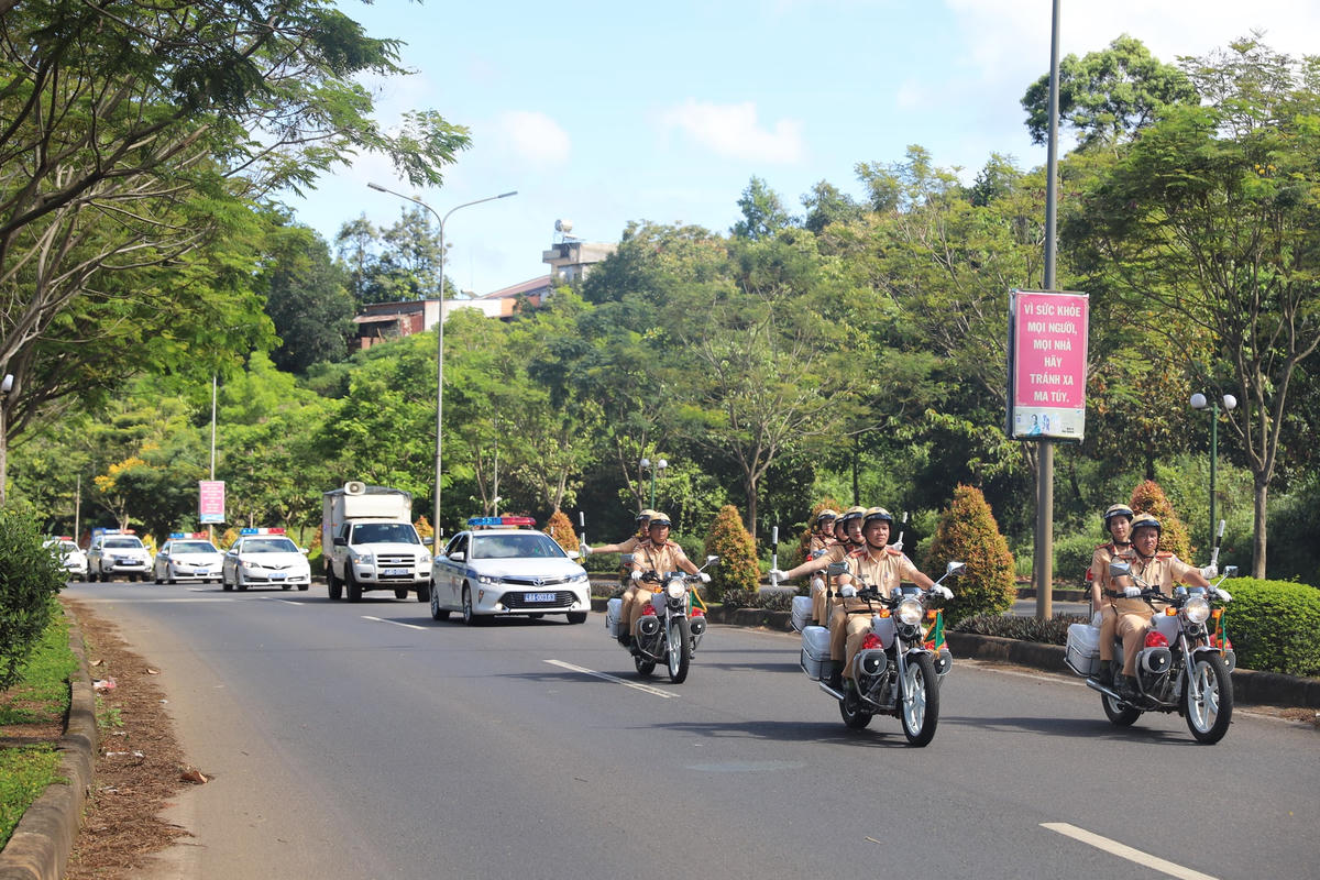 Lực lượng Công an diễu hành trong lễ ra quân.