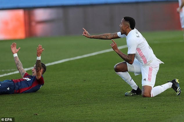 Thẻ đỏ của Militao ở phút thứ 9 khiến Real Madrid chỉ còn 10 người trên sân sớm.