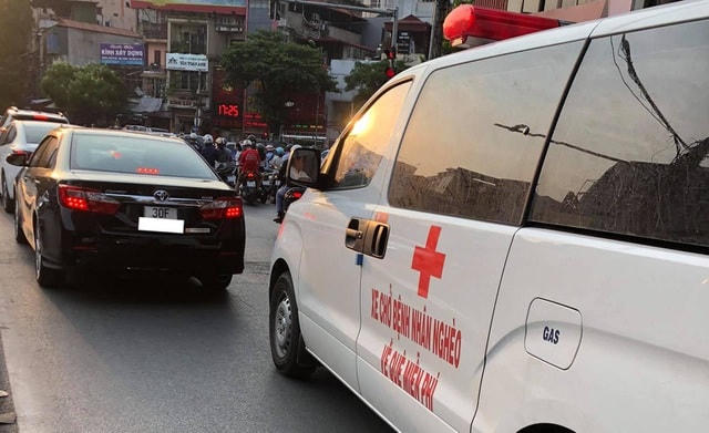 Ông Đoàn Ngọc Hải cùng 'xe chở miễn phí bệnh nhân nghèo' ra tới Hà Nội