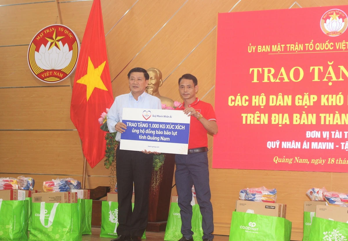 MTTQ tỉnh Quảng Nam tiếp nhận 1.000 xúc xích.